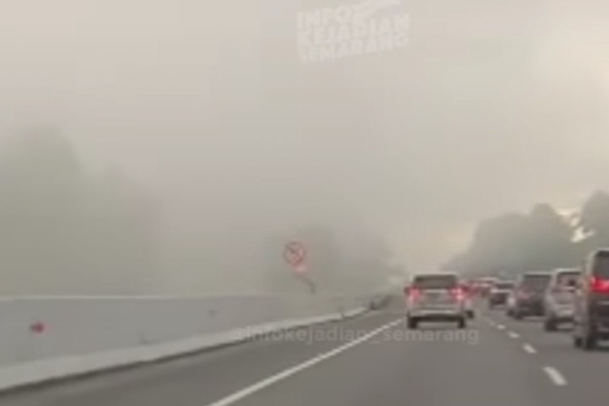Sebuah unggahan video @infokejadian_semarang memperlihatkan Tol Semarang-Solo yang berkabut