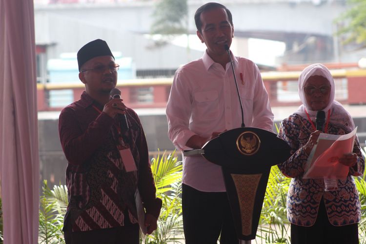 Presiden Jokowi melontarkan pertanyaan kepada tiga warga di Palembang, Sumatera Selatan untuk menyebutkan 10 nama jenis ikan