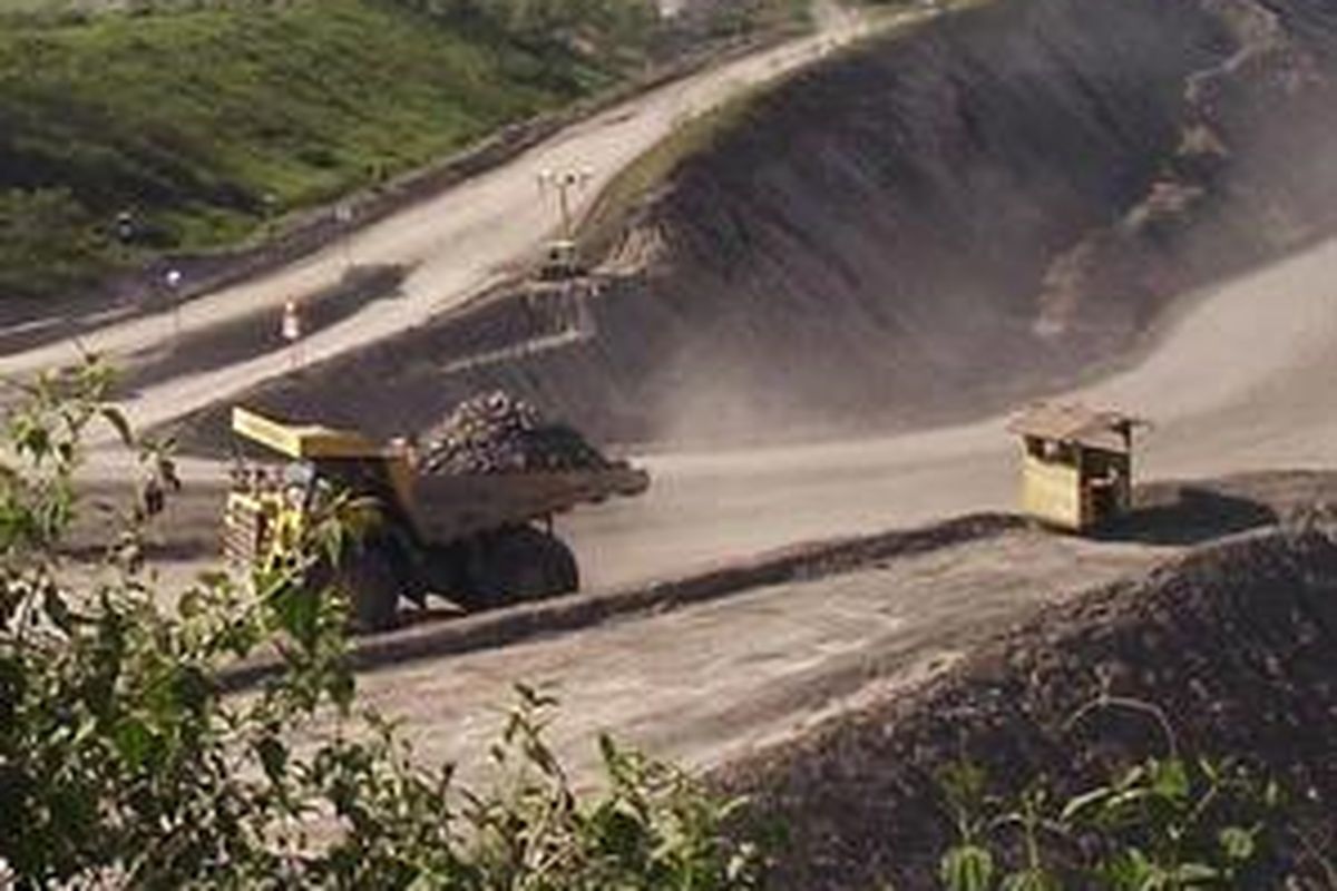 Truk mengangkut batubara di area pertambangan (ilustrasi).