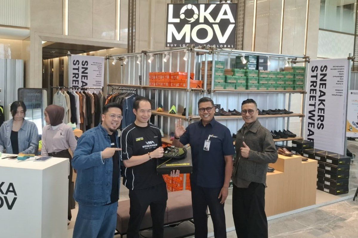 Direktur Utama PT Bank Syariah Indonesia (Persero) Tbk (BSI) Anggoro Eko Cahyo (kedua dari kanan) sedang mengunjungi booth pamerah LOKAMOV x BSI 2026 sekaligus membeli salah satu produk yang dijual di sana sebelum beranjak dari BSI Tower pada Rabu (30/9/2026). 