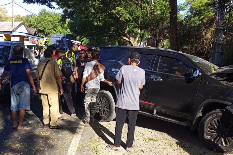Foto: Mobil Fortuner asal Bali yang dikendarai bocah 15 tahun mengalami kecelakaam tunggal di Jalam Pasir Putih, Kecamatan Bungatan, Kabupaten Situbondo, Jawa Timur pada Senin (15/7/2024).