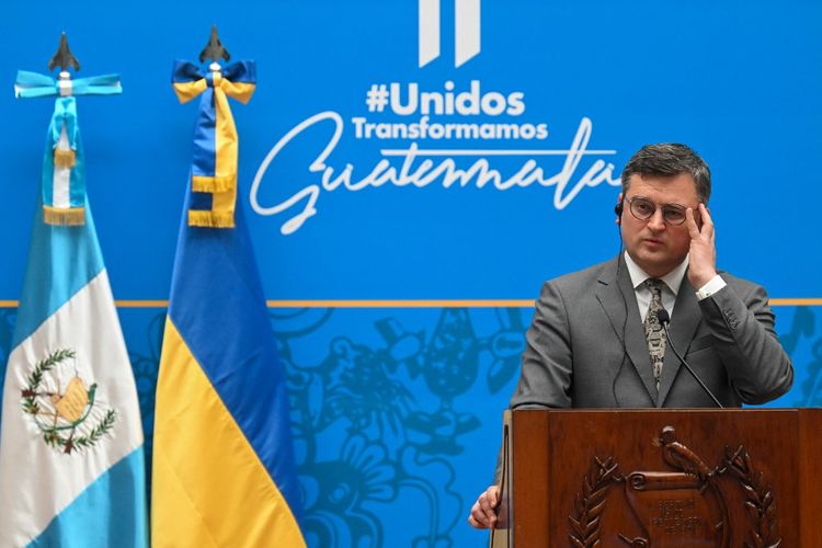 Menlu Dmytro Kuleba hadir dalam konferensi pers di Culture Palace di Guatemala City pada Kamis (11/5/2023). Dia meminta semua negara Amerika Latin mengutuk serangan Rusia ke Ukraina.