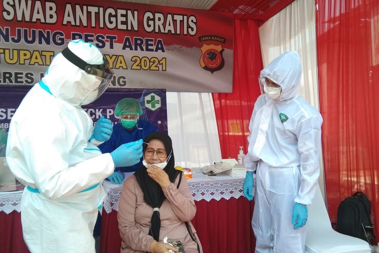 Rapid Test Antigen secara random dilakukan di Rest Area KM 62 tol Jakarta Cikampek arah menuju Jakarta, Sabtu (15/5/2021).