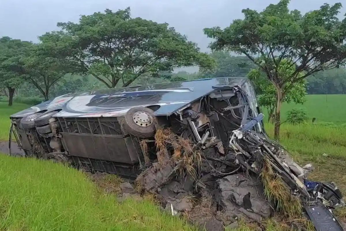 Kondisi bus rusak parah dan masuk parit usai mengalami kecelakaan, di Tol Solo - Ngawi KM 566 A, masuk Desa Bangunrejo Kidul, Kecamatan Kedunggalar, Kabupaten Ngawi, Kamis (12/2/2026) pagi.