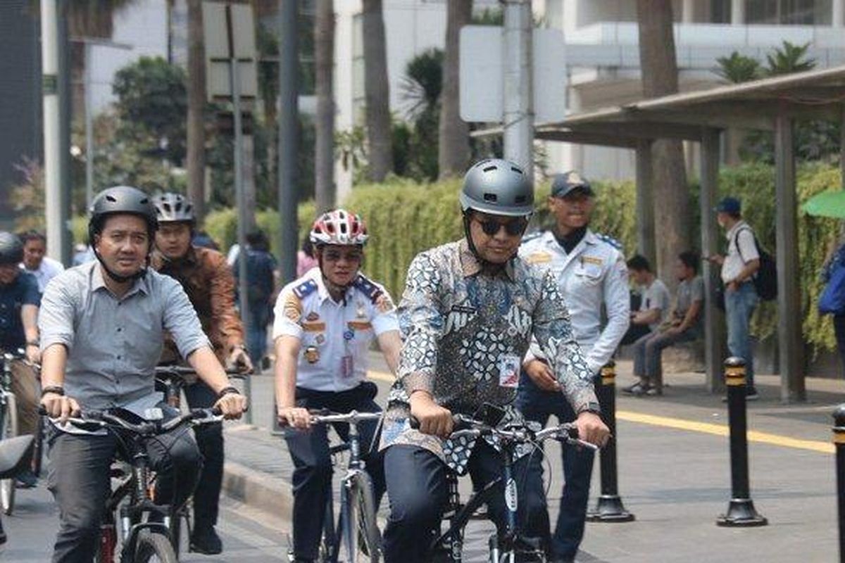 Gubernur DKI Jakarta Anies Baswedan bersepeda ke Gedung DPR, Jalan Gatot Subroto, Kecamatan Tanah Abang, Jakarta Pusat, pada Rabu (25/9/2019) siang.