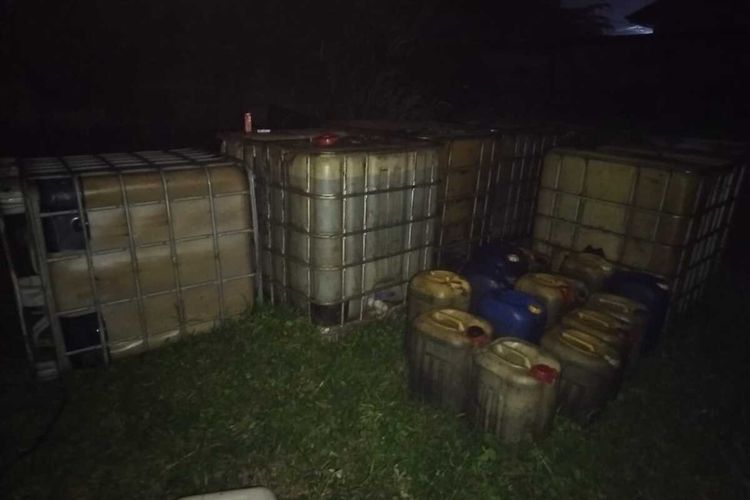 Polisi Gerebek Gudang Penimbunan Solar Subsidi di Pekanbaru, 1.400 Liter Disita