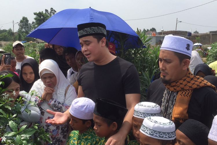 Billy Syahputra bersama puluhan anak yatim berziarah ke makam Olga Syahputra di TPU Malaka, Pondok Kelapa, Jakarta Timur, Rabu (16/5/2018).