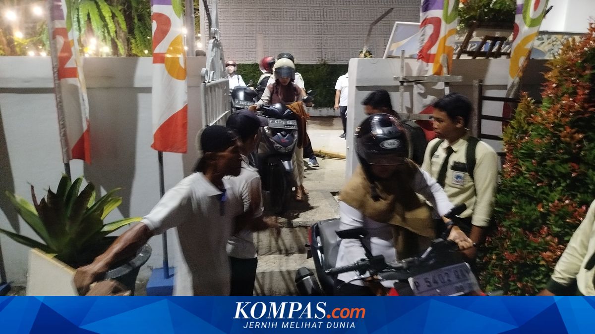 Akses Kantor Pemkab Banyuwangi Diblokade Sopir Truk, Pegawai Angkat Motor untuk Pulang
