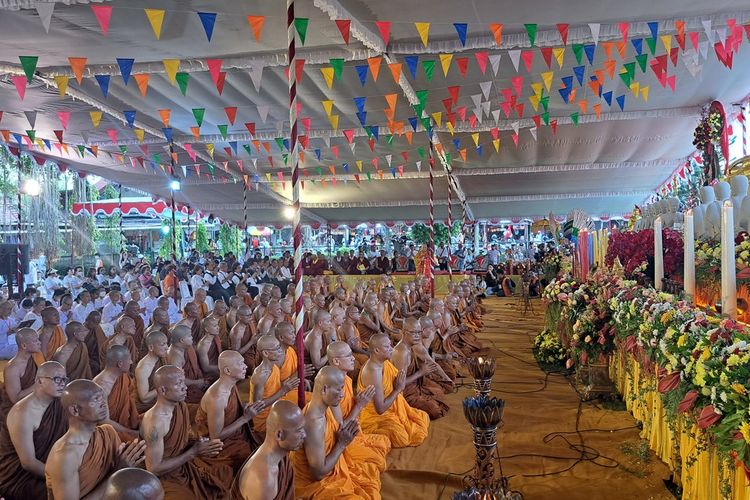 Umat berdoa untuk mensakralkam air suci Waisak di altar Candi Mendut, Kabupaten Magelang, Jawa Tengah, Sabtu (3/6/2023)