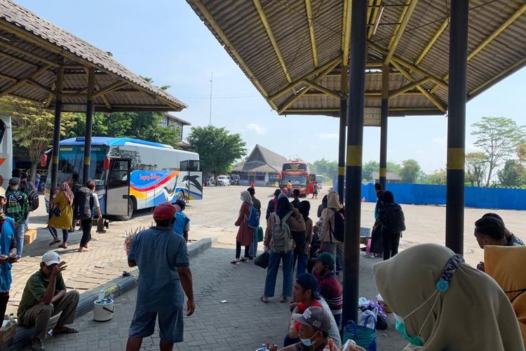  TUNGGU BUS--Penumpang menunggu bus jurusan Surabaya di Terminal Purbaya Madiun. Penumpang mengeluh kesulitan mendapatkan armada bus lantaran selalu bus selalu penuh tempat duduknya saat masuk ke Terminal Purbaya Madiun, Sabtu (7/5/2022). 
