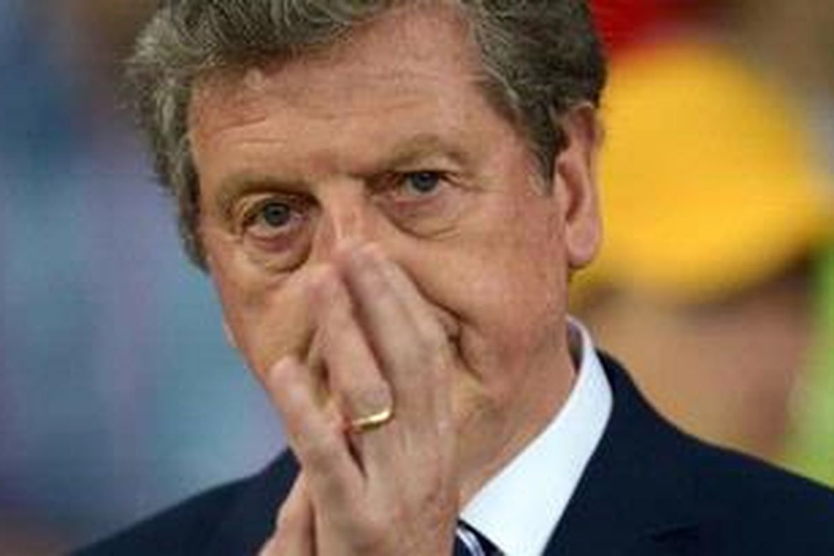 Pelatih Inggris Roy Hodgson memberi aplaus pada para pemain dan penonton seusai laga melawan Swedia di Stadion Olimpiade Kyiv, Ukraina, Jumat (15/6/2012). Inggris menang 3-2 atas Swedia.