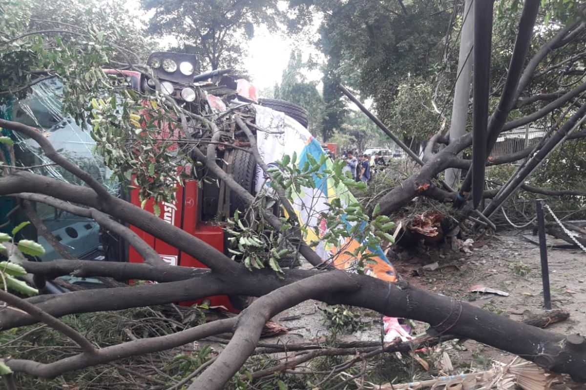 Bus transjakarta terguling di Patal Senayan, Jakarta Pusat, Minggu (26/8/2018).