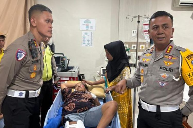 Dirlantas Polda Sumut Kombes Firman Darmansyah (kanan) dan Kasat Patroli Jalan Raya (PJR) Polda Sumut AKBP Dhery (kiri) menjenguk Rodiah (70), nenek yang ditabrak ditabrak personel polisi, Kamis (17/7/2025). Firman menyampaikan permohonan maaf atas insiden tersebut. 

