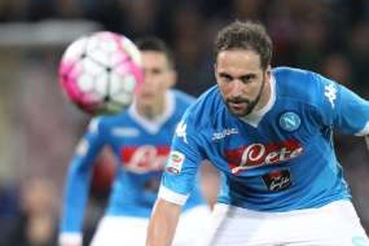 Gonzalo Higuain tampil gemilang saat Napoli menang atas Frosinone pada laga pamungkas Serie A di San Paolo, Sabtu (14/5/2016). 