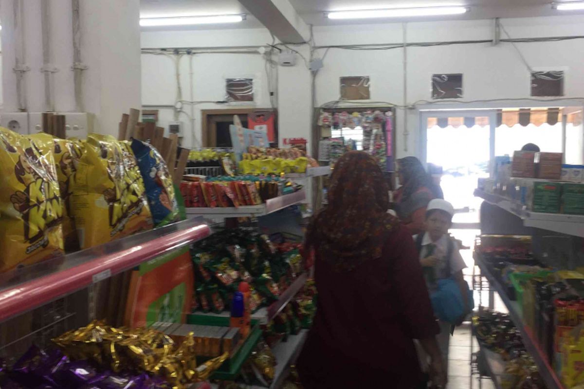 OK-OCE Mart di kompleks Yayasan Asrama Pelajar Islam (YAPI) Al Azhar, Jalan Sunan Giri, Jakarta Timur tampak ramai pengunjung, Senin (3/9/2018).  Pantauan Kompas.com di lokasi sekitar pukul 13.30 WIB, tampak toko yang berada di dalam kompleks YAPI Al-Azhar ini dipenuhi pengunjung yang mayoritas merupakan pelajar serta orangtua yang menjemput anaknya pulang sekolah.