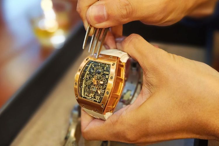 Percobaan menggores permukaan arloji Richard Mille yang sudah dilapisi RX-8 menggunakan garpu