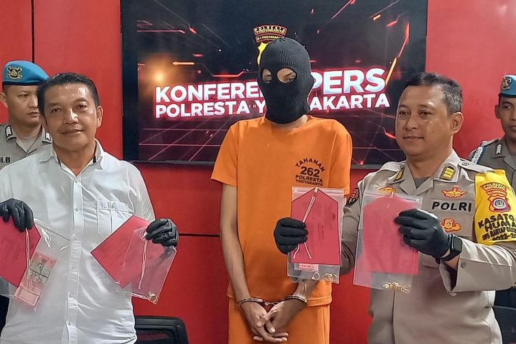 Kasatreskrim Polresta Yogyakarta AKP MP PRobo (Kiri) bersama pelaku saat menunjukkan barang bukti berupa perhiasan, Rabu (15/11/2023)