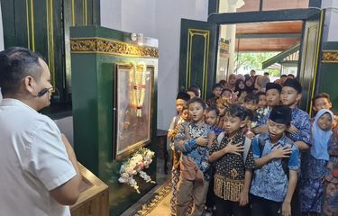 Curhat Kartini Tak Bisa Kirim Celana Tidur untuk Sahabatnya