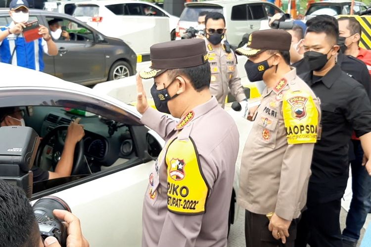 Kapolri Jenderal Listyo Sigit Prabowo saat menyapa pemudik yang melintas di GT Kalikangkung Semarang, Rabu (27/4/2022)