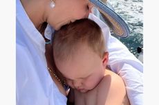 Istri David Foster Bagikan Foto Kebersamaan dengan Sang Bayi