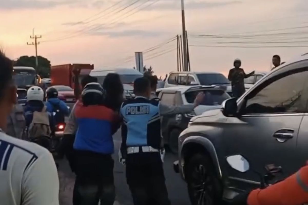 Polisi saat mengevakuasi penyapu koin yang tertabrak kendaraan di Jembatan Sewo wilayah Desa/Kecamatan Sukra, Kabupaten Indramayu, Selasa (24/3/2026).