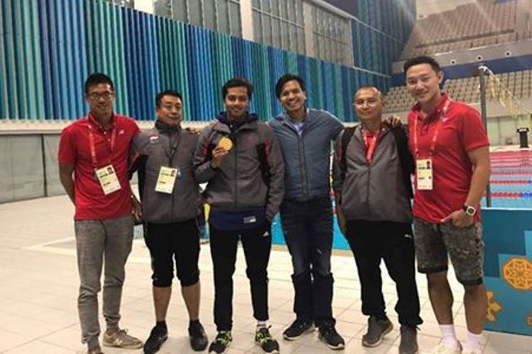 Gde Siman Sudartawa bersama tim pelatih  dan Waketum PRSI, Harlin Rahardjo di ajang Islamic Solidarity Games di Baku, Azerbaijan.