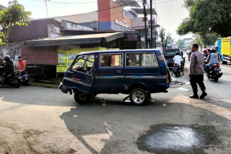 Mobil tua yang menjadi angkutan siswa madrasah terlibat kecelakaan beruntun di wilayah Kecamatan Kesamben, Kabupaten Blitar, Selasa (23/4/2024) pagi