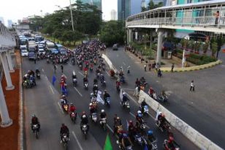 Pengendara melintas di dekat akses Plaza Semanggi, Jalan Gatot Subroto, Jakarta Pusat, Kamis (27/11/2013).  Wakil Gubernur DKI Jakarta Basuki Tjahaja Purnama mengatakan bahwa akses menuju pusat perbelanjaan itu menjadi biang kemacetan sehingga perlu ditutup.