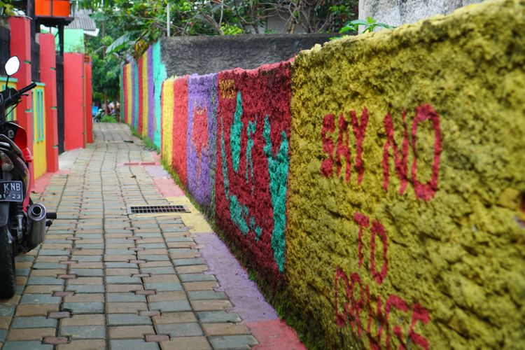 Kondisi gang di Rawa Bambu, Kalibaru, Medan Satria Jumat (2/2/2018). Kampung ini berubah penuh warna dan menjadi daya tarik warga sekitar untuk menikmati suasana gang yang lebih hidup