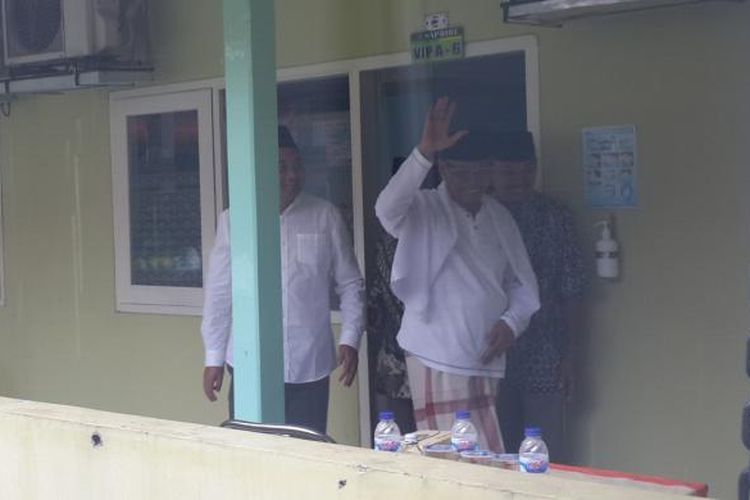 KH Hasyim Muzadi saat keluar dari ruang tempatnya dirawat untuk menyapa wartawan usai dijenguk oleh Wakil Presiden Jusuf Kalla di Rumah Sakit Lavalette Kota Malang, Senin (16/1/2017)