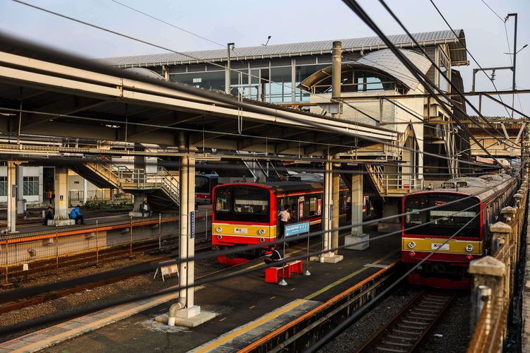 Suasana Stasiun Tanah Abang pasca rekayasa perjalanan KRL di Tanah Abang, Jakarta Pusat, Jumat (7/5/2021). PT Kereta Api Indonesia (Persero) membatasi kapasitas tempat duduk penumpang menjadi 80 persen untuk KA Jarak Jauh dan 70 persen untuk KA Lokal. Pembatasan ini untuk menciptakan physical distancing (menjaga jarak) antar penumpang di tengah lonjakan kasus Covid-19 akibat varian Omicron.