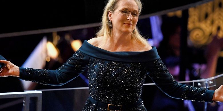 Aktris Meryl Streep mendapat standing ovation pada perhelatan 89th Annual Academy Awards di Dolby Theater, Hollywood, California, Minggu (26/2/2017).   