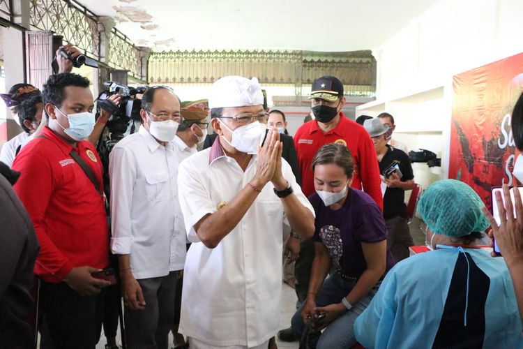 Gubernur Bali Wayan Koster saat meninjau vaksinasi booster di wantilan DPRD Bali, Rabu (12/1/2022). 