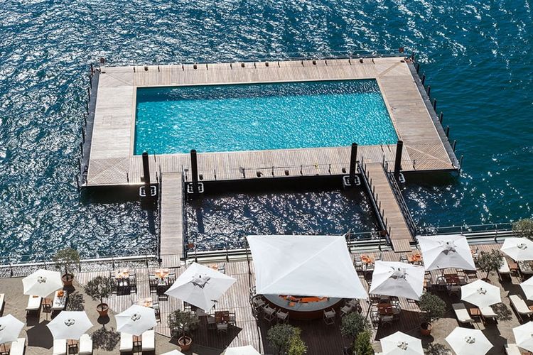 Hotel bintang lima Hotel Grand Tremezzo di Danau Como, Italia, memiliki kolam renang mengambang diatas Danau Como.