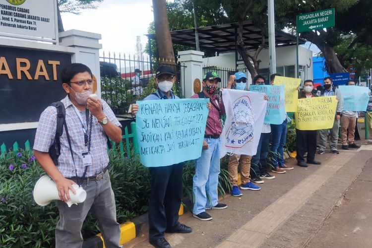 Perkumpulan Komunitas Peduli Konsumen Meikarta (PKPKM) melakukan unjuk rasa di depan Pengadilan Negeri Jakarta Barat, Selasa (7/2/2023). 