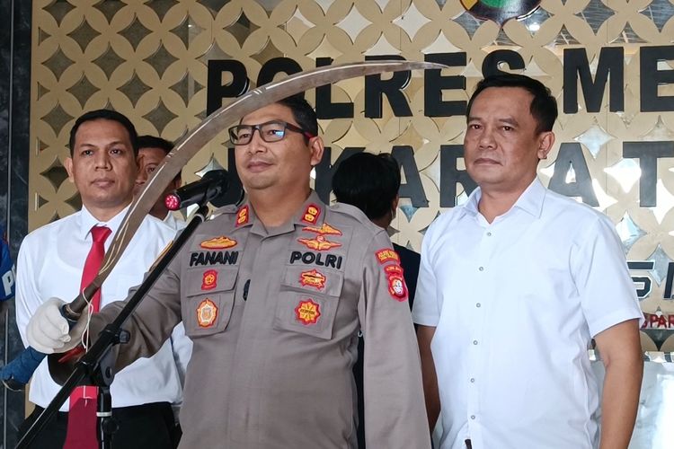 Wakapolres Metro Jakarta Timur AKBP Ahmad Fanani saat mengungkapkan pelaku pembacokan yang terjadi dalam aksi tawuran di Polres Metro Jakarta Timur, Senin (13/2/2023).