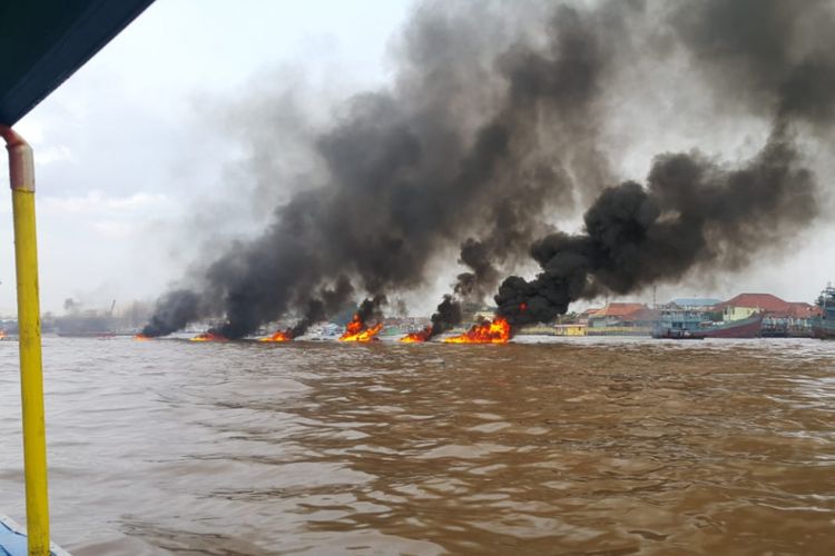 Ledakan kapal tongkang di sungai musi, menyebabkan tujuh orang luka bakar.