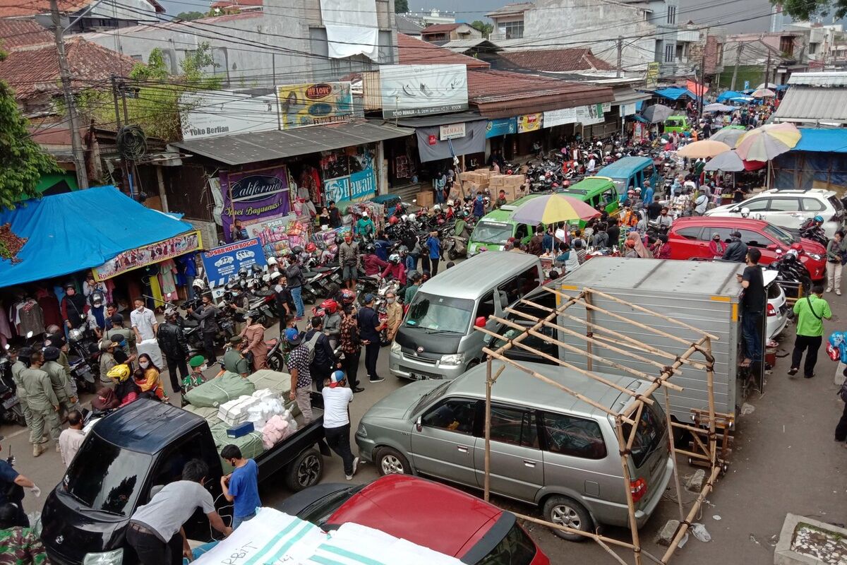 Suasana di kawasan Pasar Anyar, Kota Bogor, nampak ramai dipenuhi pedagang yang berjualan di tengah situasi masa pemberlakuan pembatasan sosial berskala besar (PSBB) tahap tiga, Senin (18/5/2020).