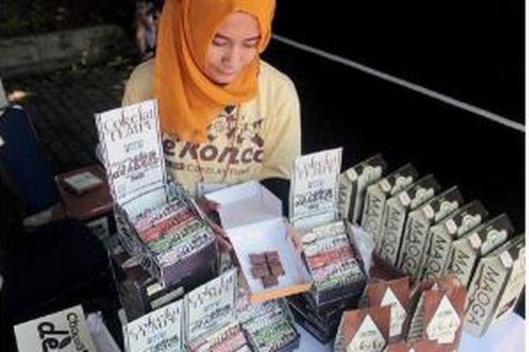 Seorang peserta Festival Cokelat Malang 2015 menunjukkan cokelat tempe, salah satu produk berbahan dasar cokelat kreasi UKM di Kota Malang, Jawa Timur, Sabtu (16/5).