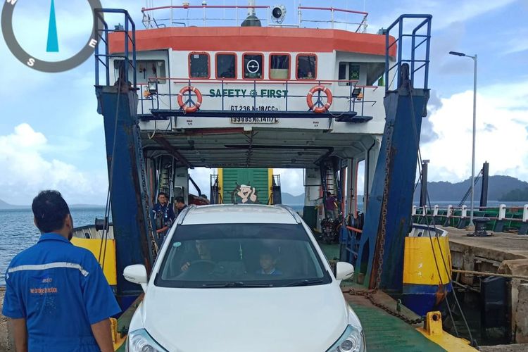 Sebuah kendaraan saat meninggalkan kapal roro di Pelabuhan Sadai, Bangka Selatan, Bangka Belitung, Sabtu (6/4/2024).