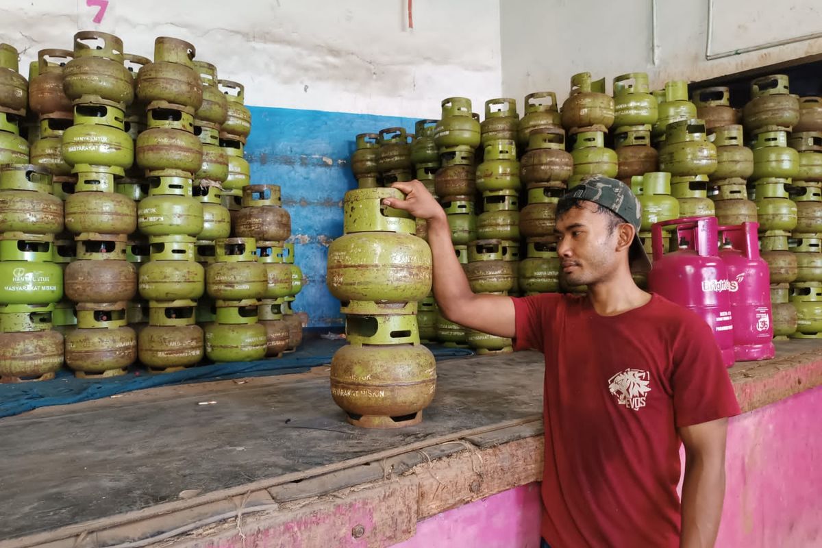 Pangkalan elpiji di Suka Karya, Serua, Ciputat, Tangsel menolak wacana uji coba diberlakukannya pelarangan warung kecil jual elpiji 3 kg. Hal itu disampaikan admin pangkalan tersebut bernama Fauzan saat ditemui Sabtu (14/1/2023).