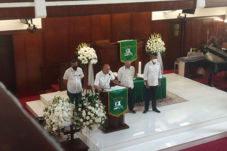 Anak Rima Melati, Aditya Tumbuan, memberi sambutan dalam upacara pelepasan jenazah ibunya di GPIB Paulus, Jakarta Pusat, Sabtu (25/6/2022). 