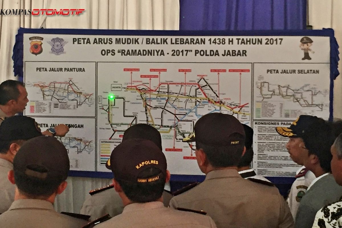 Kapolri Tito Karnavian, bersama DirjenPerhubungan Darat Pudji Hartanto meninjau Arus Mudik 2017 di Cikopo.