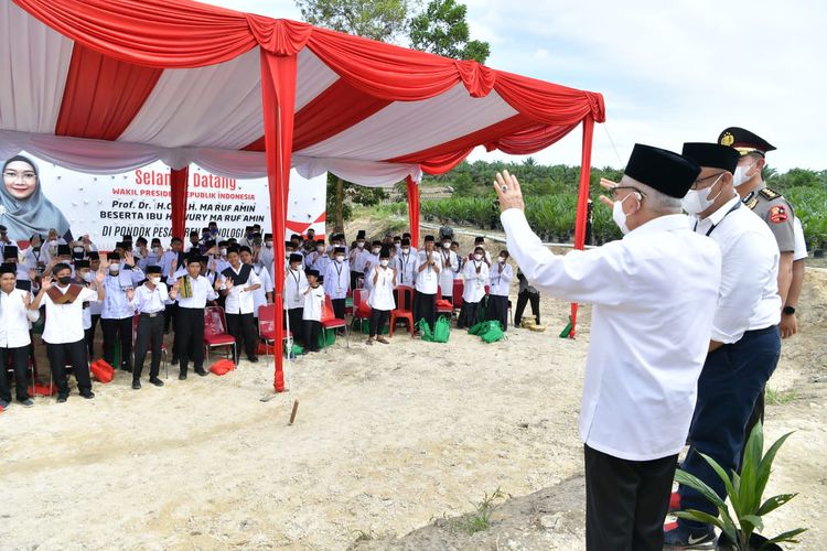 Wakil Presiden Ma'ruf Amin meninjau kegiatan santripreneurship berbasis sawit di Pondok Pesantren Teknologi Riau, Kampar, Kamis (25/8/2022) siang. 