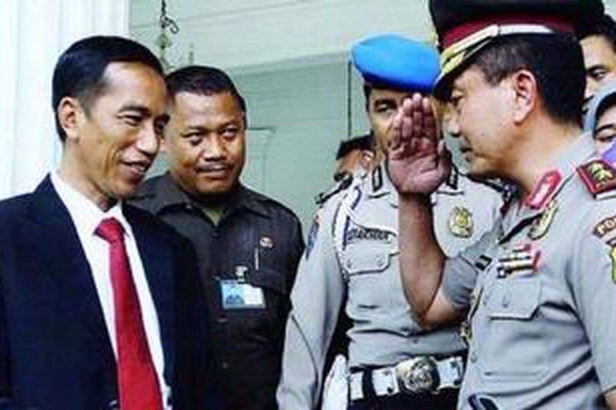 Gubernur DKI Jakarta Joko Widodo mengantar Kapolda Metro Jaya Inspektur Jenderal Putut Bayuseno menuju mobil setelah mengadakan pertemuan di Balaikota Jakarta, Senin (5/11/2012). Gubernur dan Kapolda sepakat untuk mengatasi 70 lokasi kemacetan di Jakarta.
