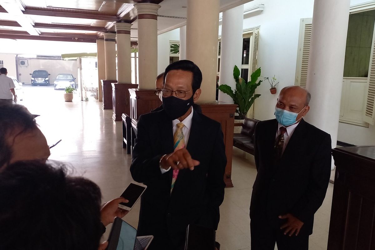 Gubernur Daerah Istimewa Yogyakarta, Sultan Hamengku Buwono X, ditemui di DPRD DIY, jelaskan akui sulit pilah pemudik yang sudah dapat booster dan belum. Senin (28/3/2022)