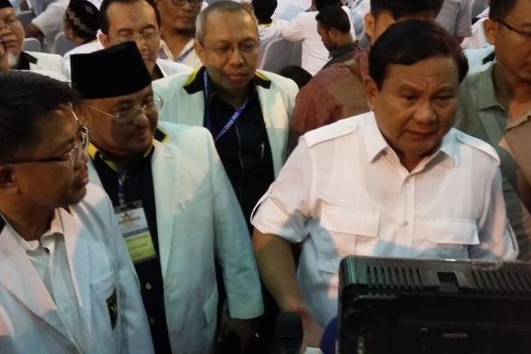 Ketua Umum Partai Gerindra Prabowo Subianto bersama Presiden PKS Sohibul Iman di Rakornas PKS di Hotel Bumi Wiyata Depok, Jawa Barat, Selasa (12/1/2016).