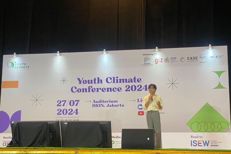 Pegiat Isu Lingkungan dan Masyarakat Adat, Kynan Tegar, saat menyampaikan materi Youth Climatalk dalam Youth Climate Conference 2024 di Jakarta, Sabtu (27/7/2024). 