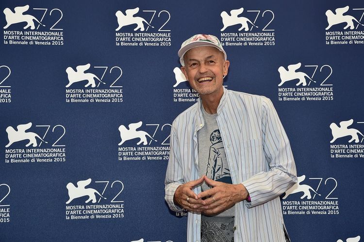 Sutradara Jonathan Demme ketika menjadi ketua dewan juri Orizzonti dalam Venice International Film Festival at Venice Lido, pada 2 September 2015. Ia meninggal akibat kanker kerongkongan di New York pada 26 April 2017.
