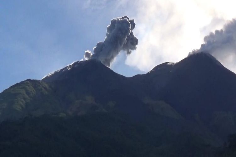 Kepulan asap dari kawah Gunung Karangetang dari sisi utara, Kecamatan Siau Barat, Desember 2018 lalu.